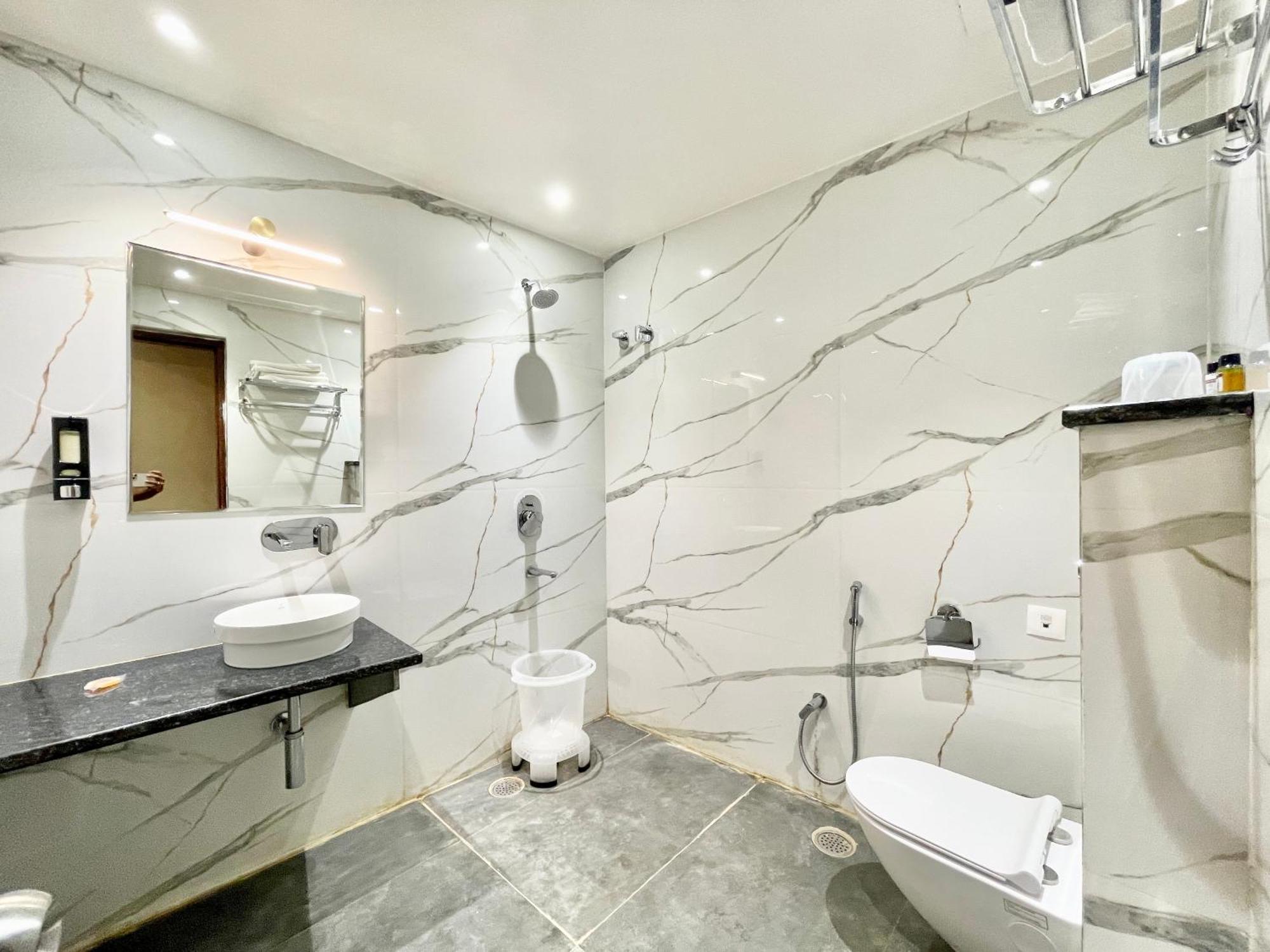 Hotel Vedangam Inn ! Varanasi - Foreigner'S Choice ! Fully Air-Conditioned Hotel With Parking Availability, Near Kashi Vishwanath Temple, And Ganga Ghat Kültér fotó