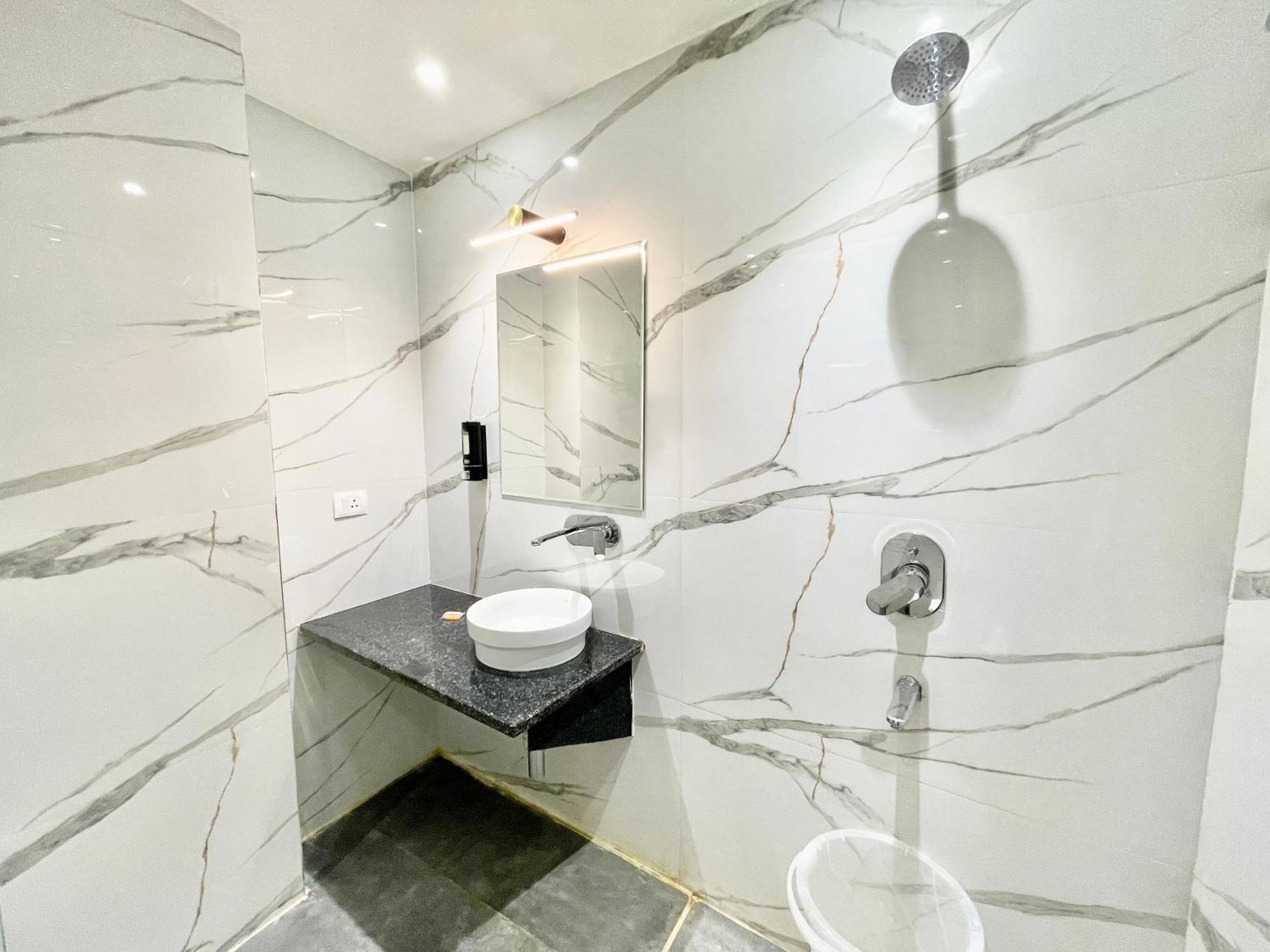 Hotel Vedangam Inn ! Varanasi - Foreigner'S Choice ! Fully Air-Conditioned Hotel With Parking Availability, Near Kashi Vishwanath Temple, And Ganga Ghat Kültér fotó